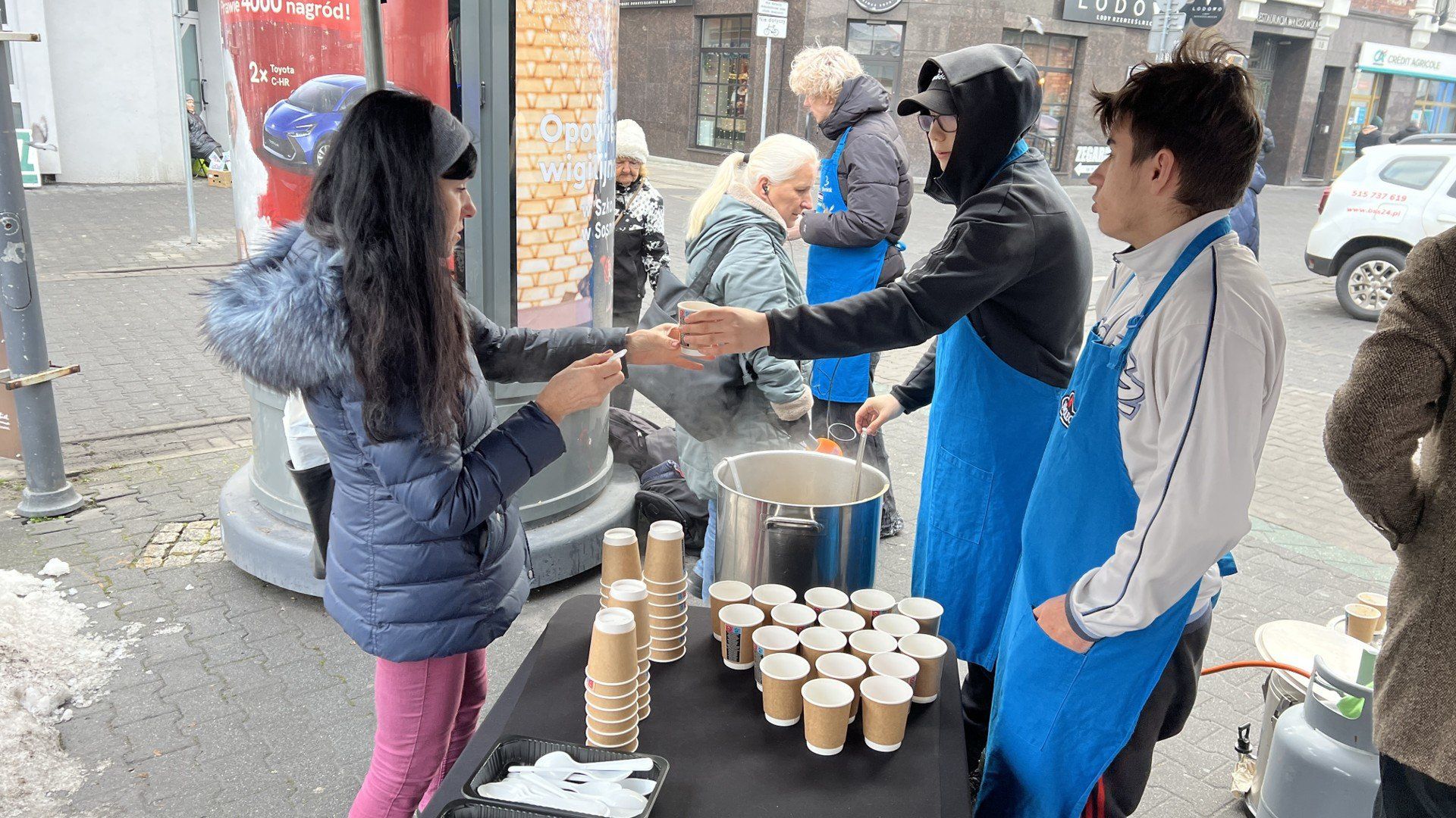 Uczniowie Technikum nr 3 Hotelarsko-Gastronomicznego CKZiU w Sosnowcu przygotowali zagłębiowską zalewajkę i częstowali nią mieszkańców oraz gości