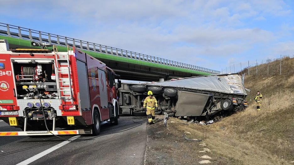 Ciężarówka przewróciła się po zderzeniu z cysterną.