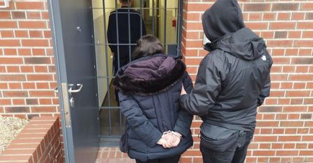 Syn uratował matkę przed oszustami. Grupa chciała zabrać jej oszczędności