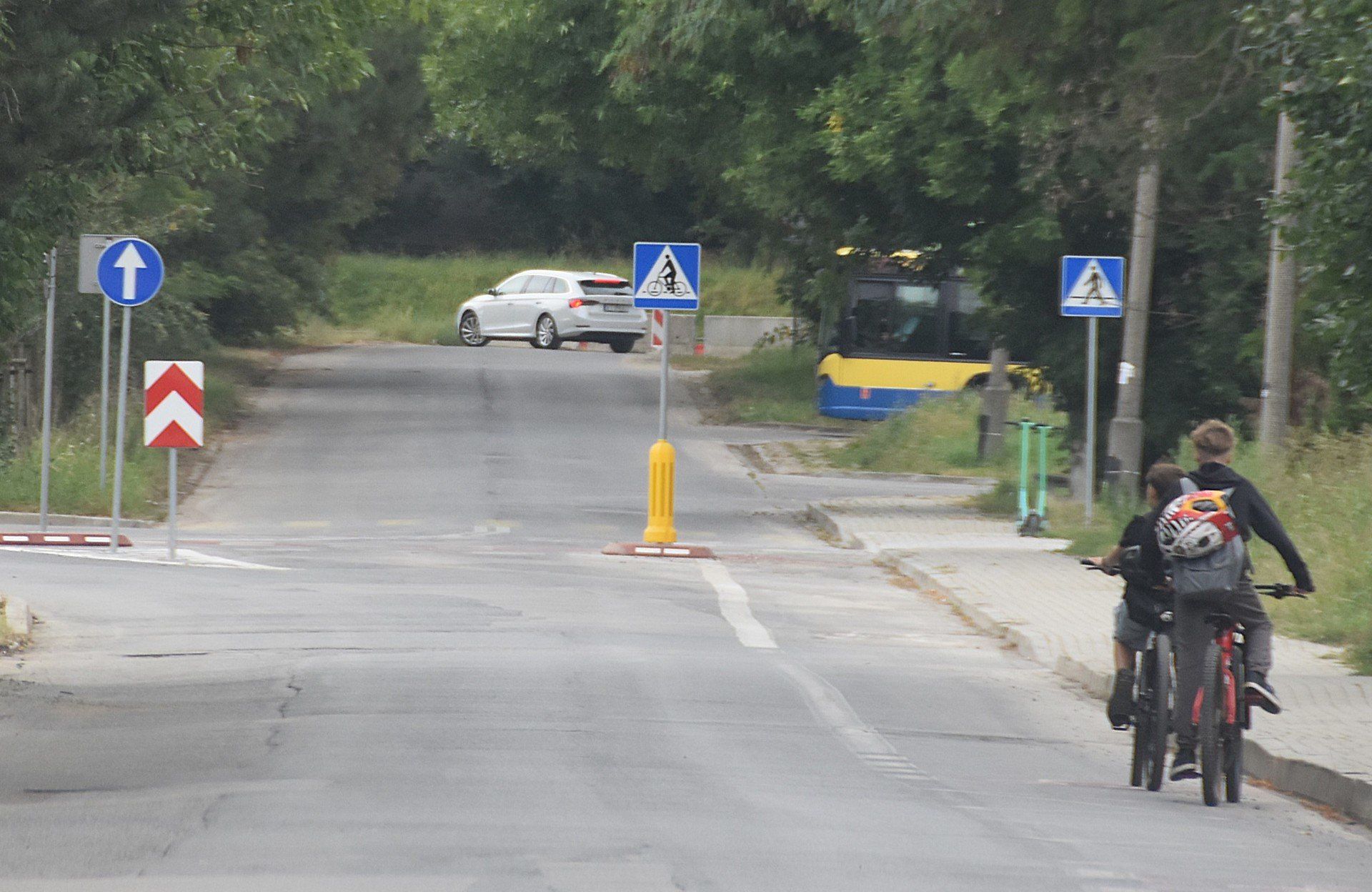 Tymczasowy wjazd z al. Tarnowskich na południową obwodnicę Tarnowa blokują ustawione zapory, pod które wciąż podjeżdża i zawraca wielu kierowców