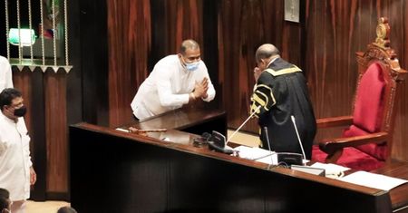 W sierpniu skazano go na śmierć, a we wrześniu... zaprzysiężono na posła