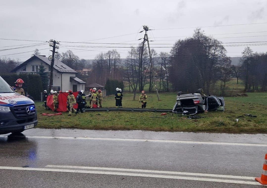 Kolejna tragedia. Siła była tak duża, że pasażerowie wypadli z auta