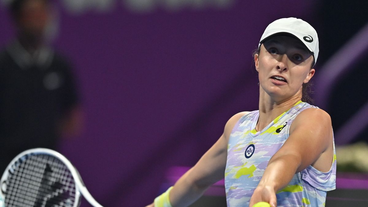 epa09784779 Iga Swiatek of Poland in action against Maria Sakkari of Greece during their semi final match of the WTA Qatar Open Tennis tournament at the Khalifa International Tennis Complex in Doha,Qatar, 25 February 2022  EPA/NOUSHAD THEKKAYIL Dostawca: PAP/EPA.