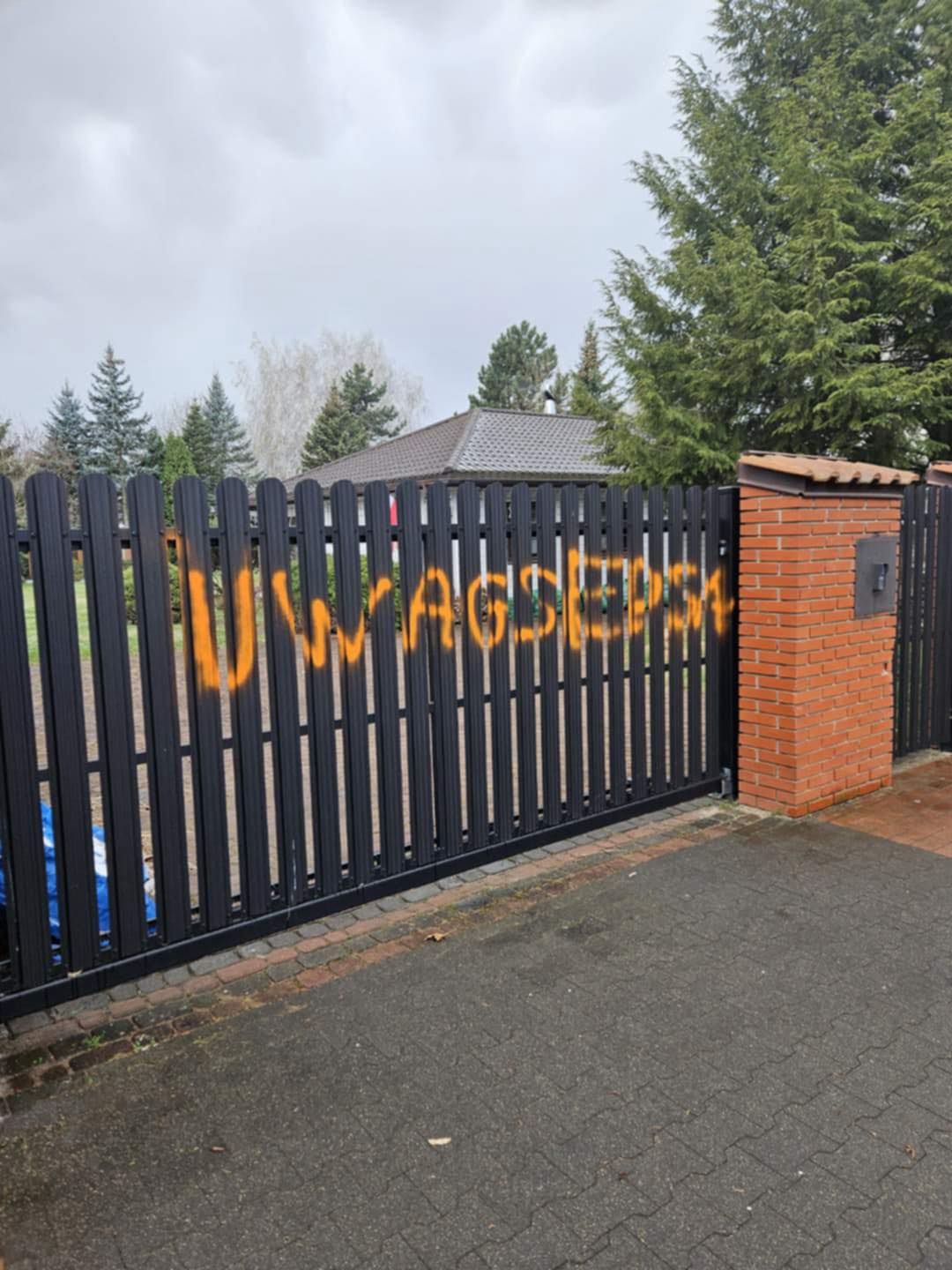 Wulgarne napisy na ogrodzeniu domu Owsiaka