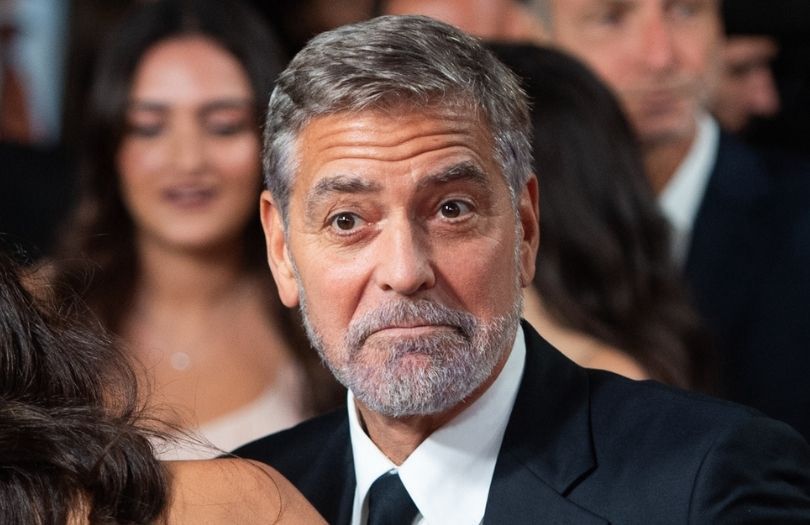 George Clooney ratuje Amal z opresji na czerwonym dywanie