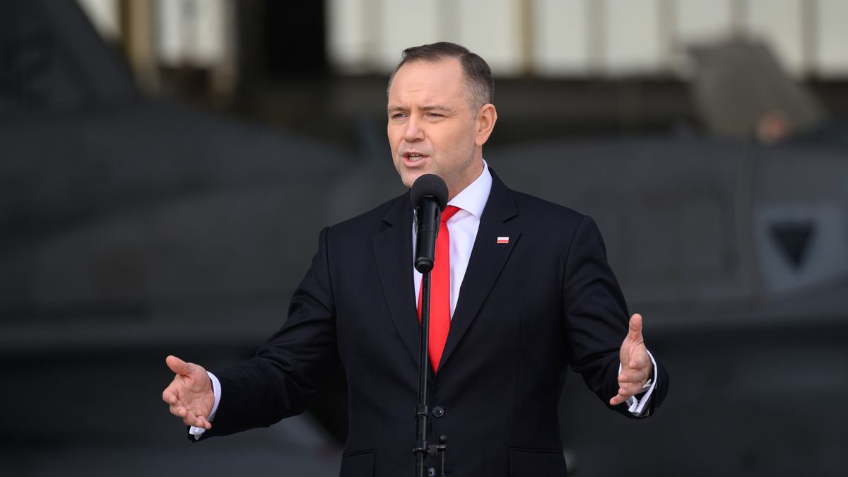 Poznań Krzesiny, 11.09.2025. Prezydent RP Karol Nawrocki podczas podczas wypowiedzi dla mediów w trakcie wizyty na terenie 31. Bazy Lotnictwa Taktycznego Poznań Krzesiny, 11 bm. (jm) PAP/Jakub Kaczmarczyk