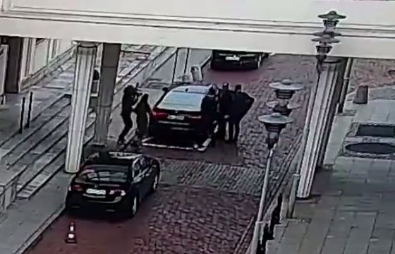 Operator TVP wpadł z kamerą na szefową gabinetu marszałka Senatu, wg rzecznika PO to „niebywała agresja”