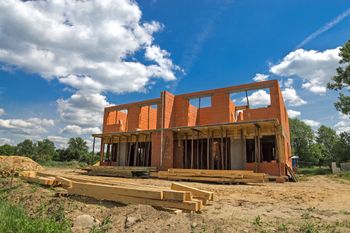 Szykujesz się do budowy domu? O tym pamiętaj, przygotowując działkę