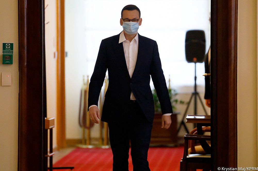 Koronawirus w Polsce. Premier Mateusz Morawiecki w masce ochronnej, od czwartku będą musieli je nosić wszyscy