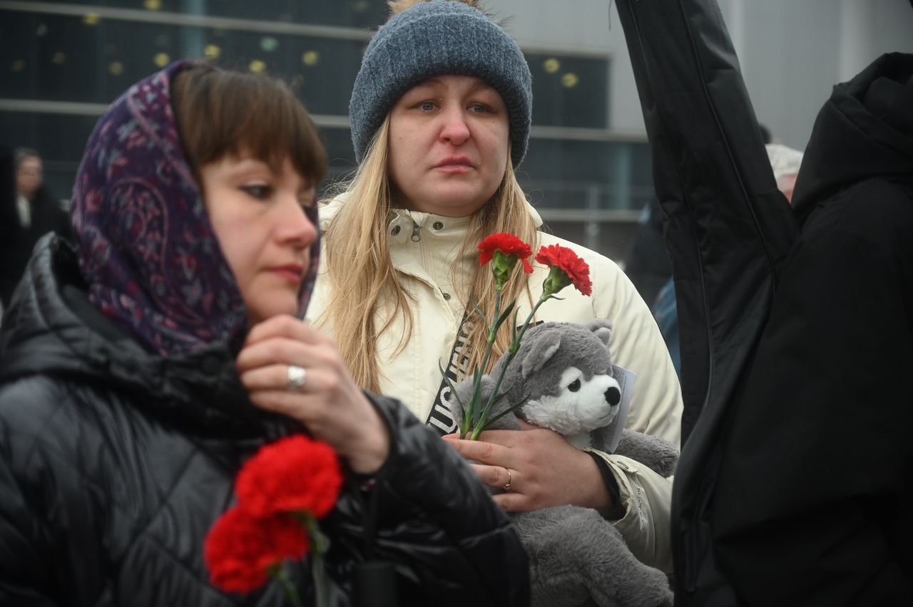 Mieszkanki Moskwy składają kwiaty w hołdzie ofiarom ataku terrorystycznego w Crocus City Hall
