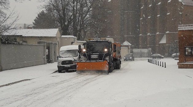 Zima stulecia. Kierowcy narzekają na służby, drogowcy mają dość mieszkańców