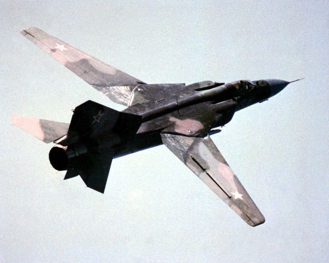 MiG-23 z rozłożonymi skrzydłami