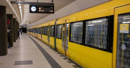 Chaos w Berlinie. Pasażerowie w pośpiechu opuszczali wagony