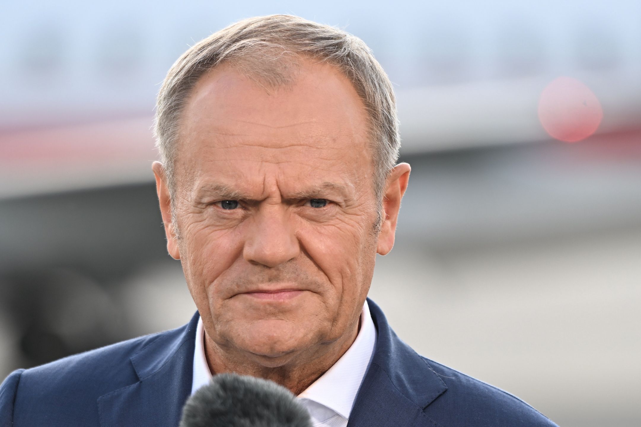 Warszawa, 18.06.2024. Premier Donald Tusk podczas konferencji prasowej na warszawskim lotnisku, 18 bm. Premier Donald Tusk wrócił do kraju z trzydniowej wizyty w Brukseli i Luksemburgu. (sko) PAP/Radek Pietruszka