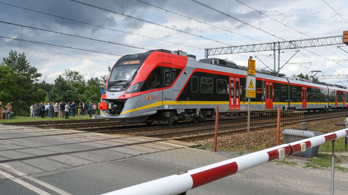 Dofinansowanie do bezkolizyjnych przejazdów kolejowych w ?odzi
Fot. Andrzej Zbraniecki/East News, Lodz, 17.07.2025.  Briefing prasowy dotyczacy skrzyzowan bezkolizyjnych, przy przejezdzie kolejowo-drogowym przy ul. Malowniczej w Lodzi. W ramach dofinansowania z Ministerstwa Infrastruktury na lodzkim Widzewie powstana nowe inwestycje: tunel na przedluzeniu al. Hetmanskiej oraz wiadukt na ul. Malowniczej. N/z: kolejowe rogatki na ulicy Malowniczej.
Andrzej Zbraniecki