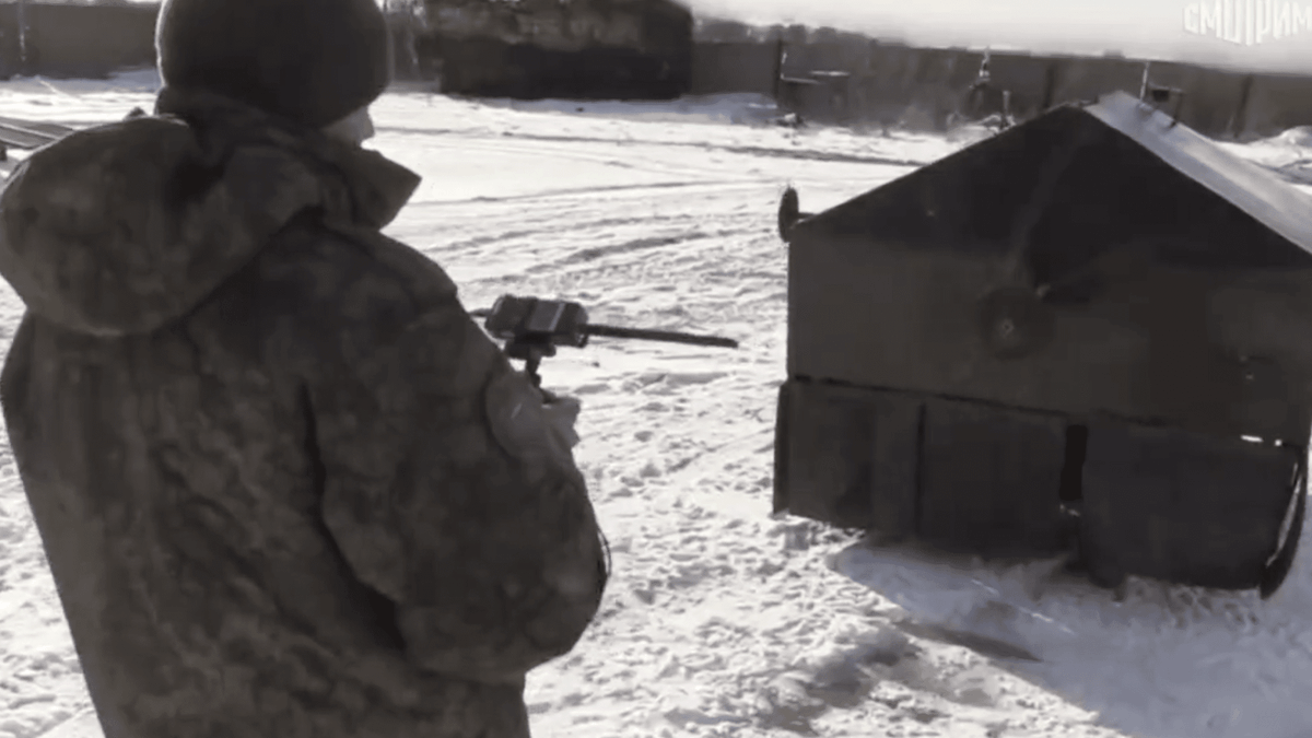 Żołnierz obsługujący eksperymentalny pojazd lądowy 