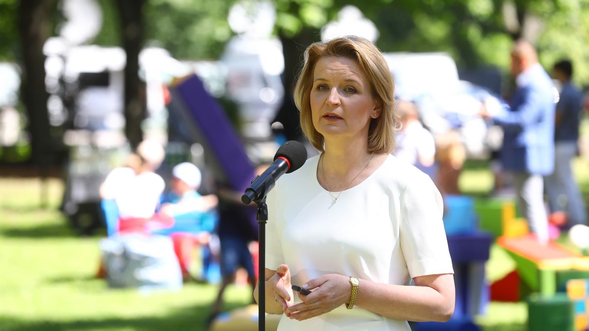 Warszawa, 17.06.2021. Pełnomocnik rządu ds. polityki demograficznej Barbara Socha (C) podczas briefingu prasowego w ogrodach Zamku Ujazdowskiego w Warszawie, 17 bm. Podczas spotkania ogloszono Projekt Strategii Demograficznej 2040. (kf) PAP/Rafał Guz