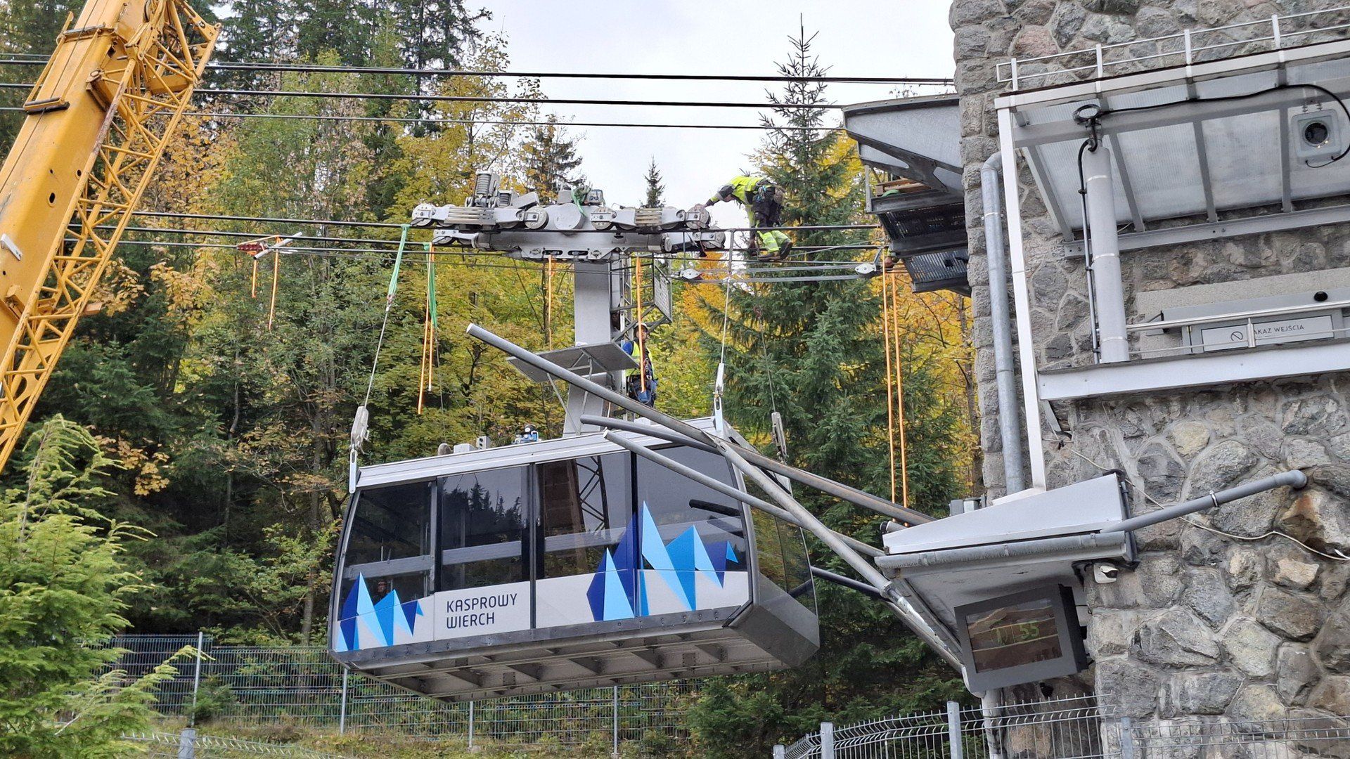 Demontaż wagonów kolejki na Kasprowy Wierch w Tatrach