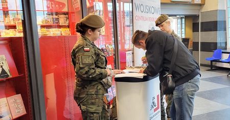 Żołnierze zachęcają do służby wojskowej na dworcu PKP w Lublinie