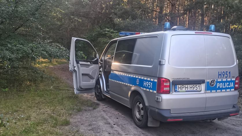 Policja na miejscu zbrodni w mazowieckim lesie