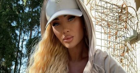 Izabela Macudzińska wdzięczy się w SKĄPYM topie. Internauci komplementują: "Piękności" (ZDJĘCIA)