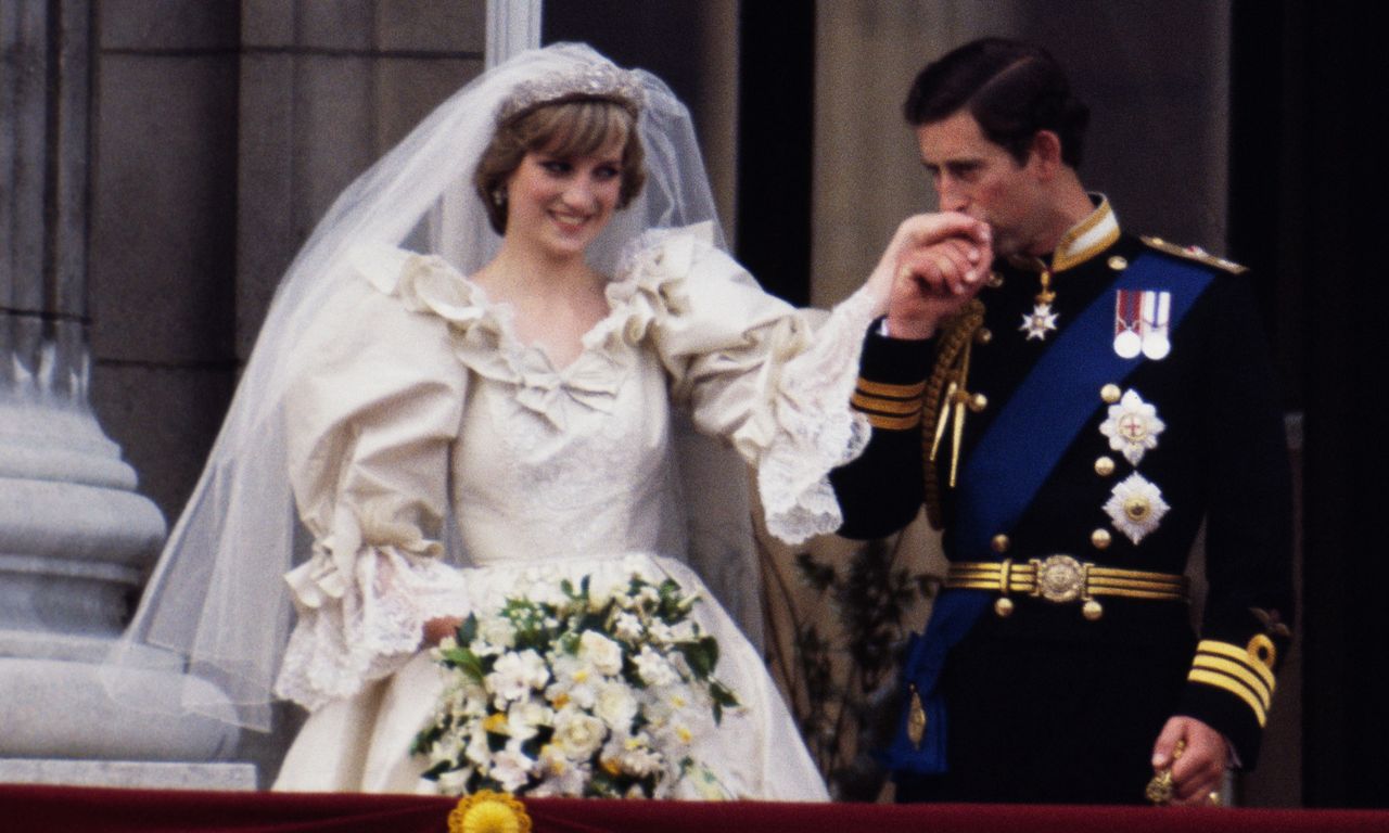 Suknia ślubna księżnej Diany. Ukryty przekaz ujawniony po latach