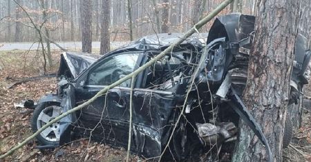 Kierowca chciał ominąć sarnę. Jego auto wypadło z drogi i uderzyło w drzewo