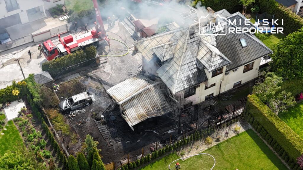 Pożar domu, garażu i ogródka pod Warszawą. Na miejscu około 10 zastępów straży pożarnej