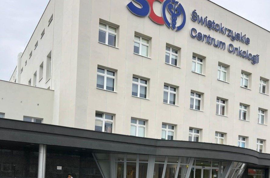 Wiózł chorą do szpitala, przekroczył prędkość. Pomogli policjanci