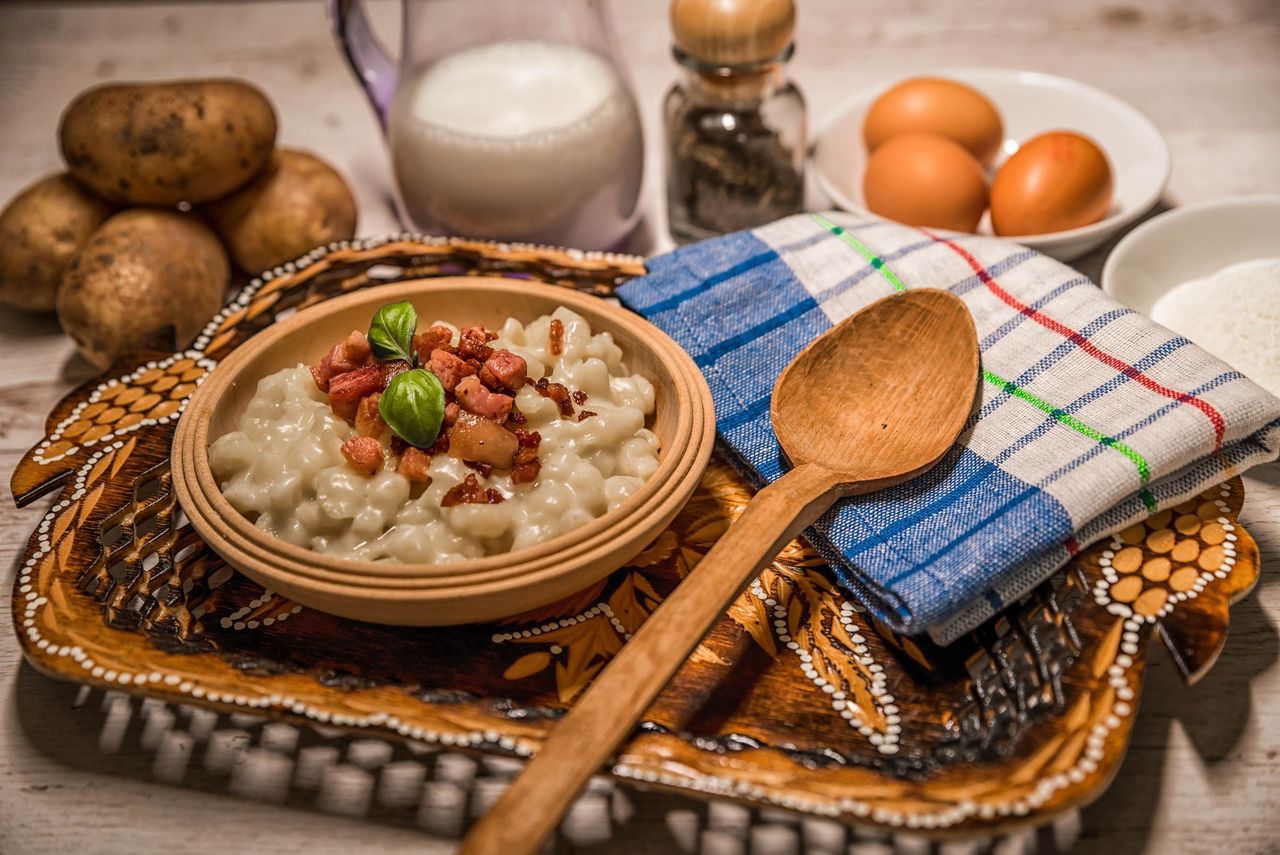 Bryndzowe haluszki to narodowy specjał prosto ze Słowacji. Miękkie kluseczki z mąki ziemniaczanej w połączeniu z serem bryndzą i skwarkami tworzą wyśmienite połączenie.