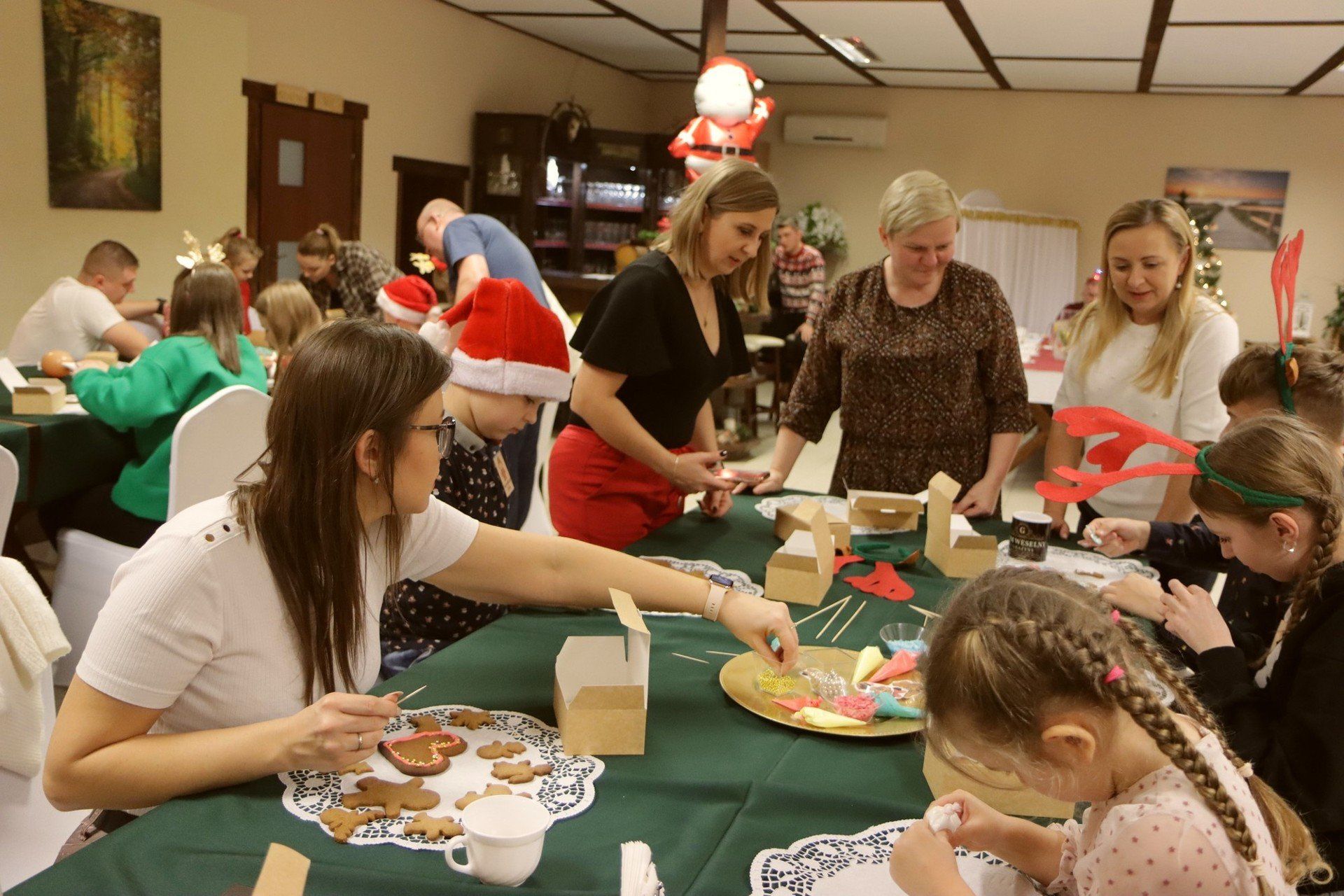 Tak przebiegało rodzinne pieczenie pierników w Grochowalsku, gmina Dobrzyń nad Wisłą, 7 grudnia 2025 roku.
