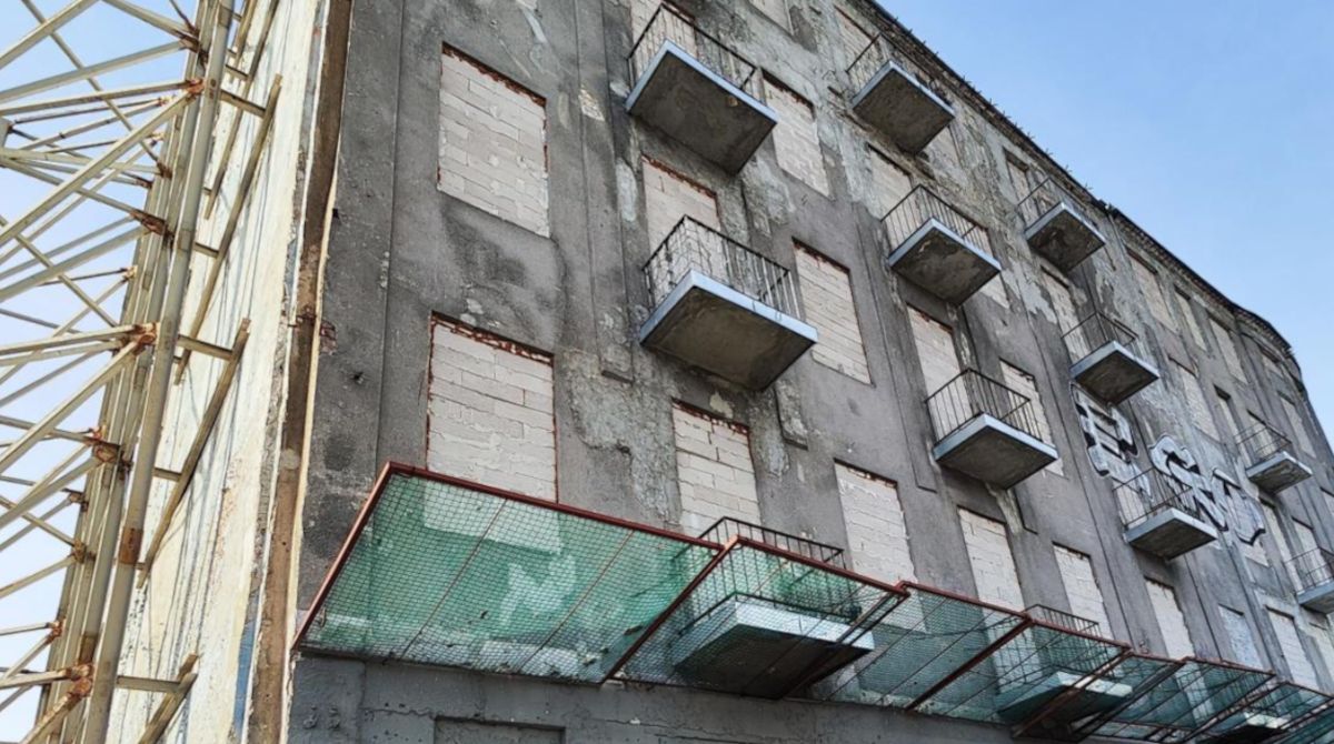 Zabytkowe kamienice przy Rondzie ONZ idą na sprzedaż.