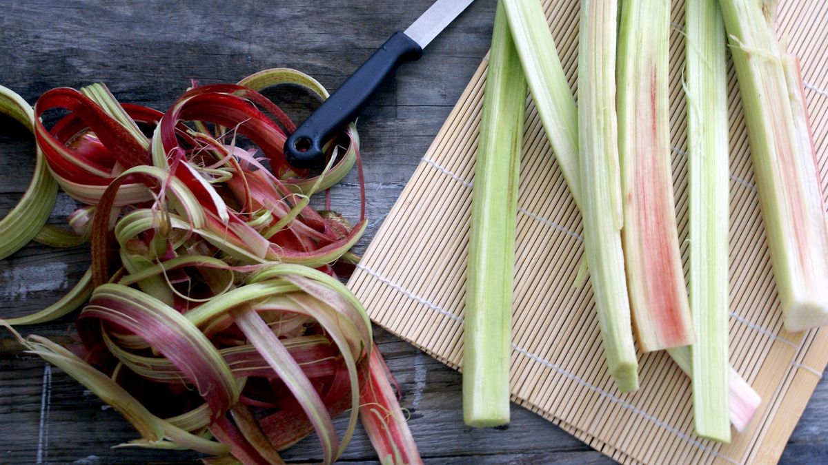 Jak przygotować rabarbar do ciasta?
