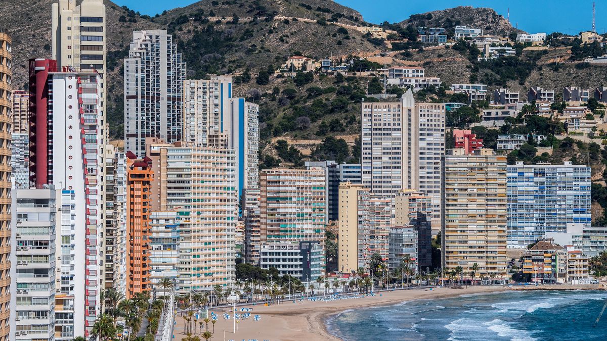 Na zdjęciu wieżowce mieszkalne w hiszpańskim kurorcie Benidorm wzdłuż promenady plaży Playa de Levante