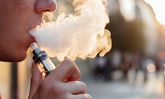 Rozładowanie stresu, nawiązywanie relacji i doznania smakowe - z tych powodów ponad połowa polskiej młodzieży sięga po e-papierosy