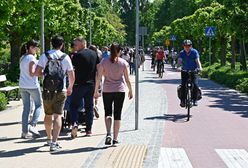 Luzowanie obostrzeń. "Skoro deszcz zelżał, to dlaczego mielibyśmy nie wyjść spod parasola?"