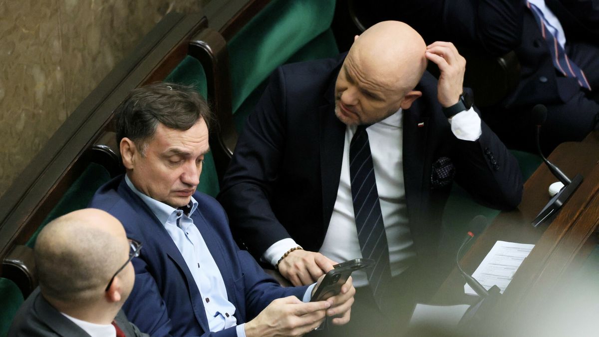 27. posiedzenie Sejmu X kadencji
Fot. Wojciech Olkusnik/East News, Warszawa, 24.01.2025. 27. posiedzenie Sejmu X kadencji. Poslowie maja glosowac nad projektem zmian w ustawie o wykonywaniu mandatu posla i senatora, tzw. lex Romanowski, oraz nad projektem ustawy incydentalnej o rozpoznawaniu przez Sad Najwyzszy spraw dotyczacych m.in. wyborow prezydenckich.
N/z: poslowie PiS: Dariusz Matecki, Zbigniew Ziobro, Mariusz Gosek
Wojciech Olkusnik