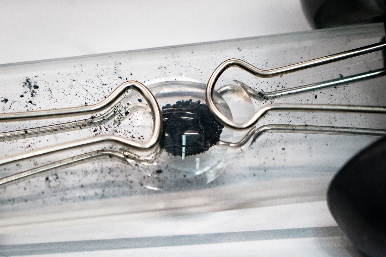 Cukry, pył i "kosmiczny plastik". Naukowcy analizują próbki z Bennu