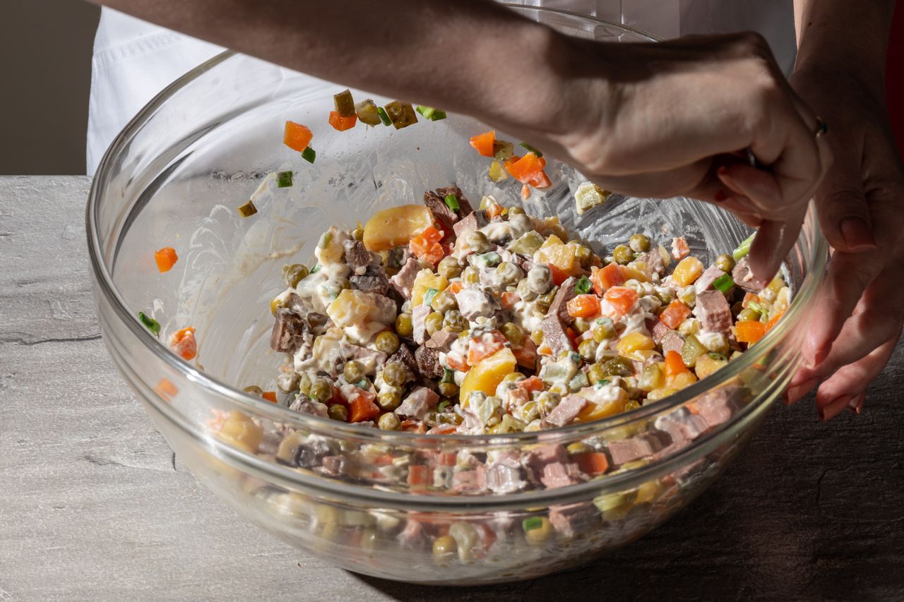 Polacy jedzą ją bez opamiętania i nie myślą o skutkach. Tak sałatka jarzynowa wpływa na organizm