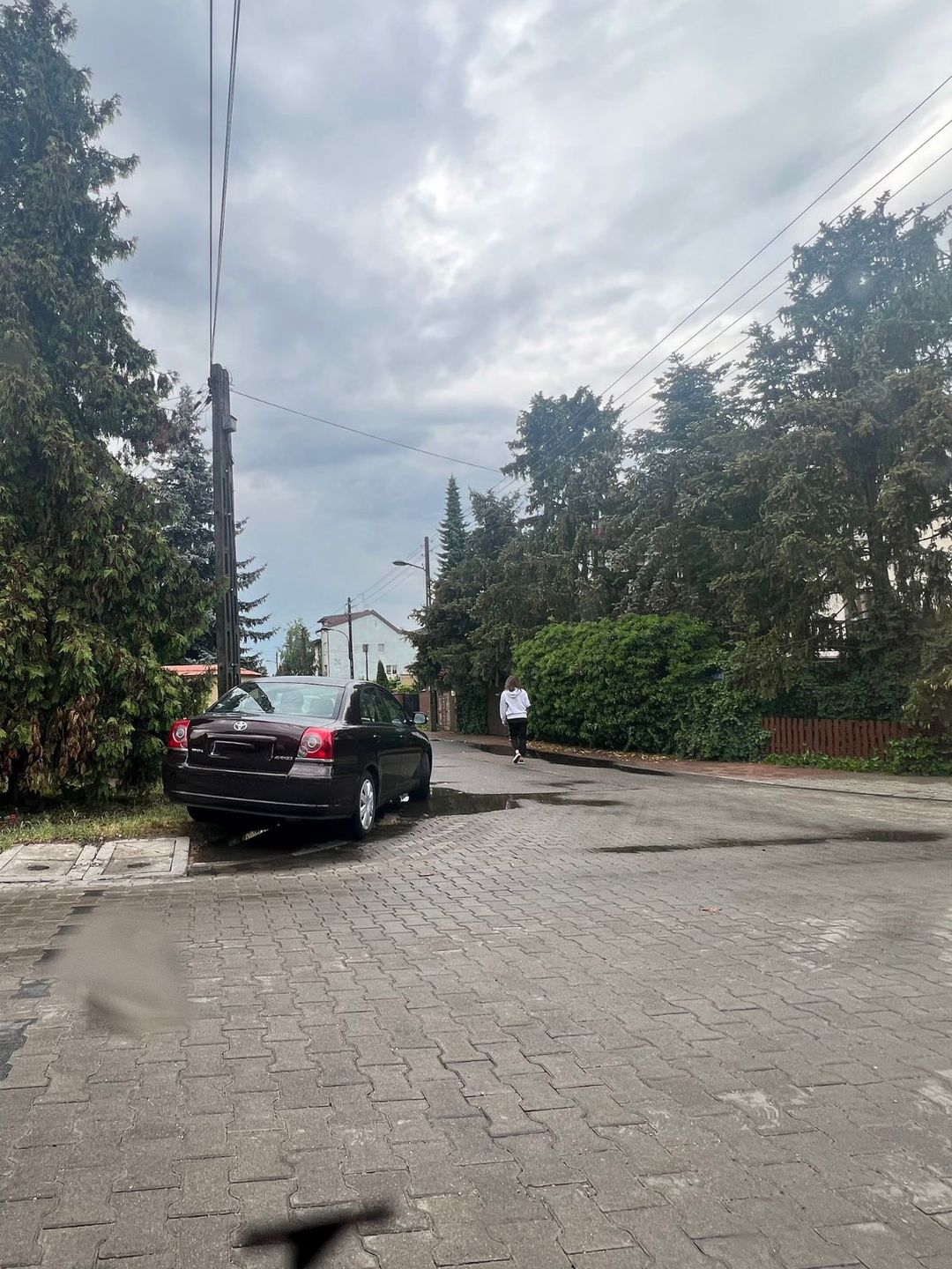Zamachowski parkuje na skrzyżowaniu