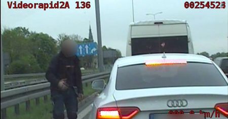 Wysiadł z auta, by wymierzyć sprawiedliwość. Akurat nadjechała policja