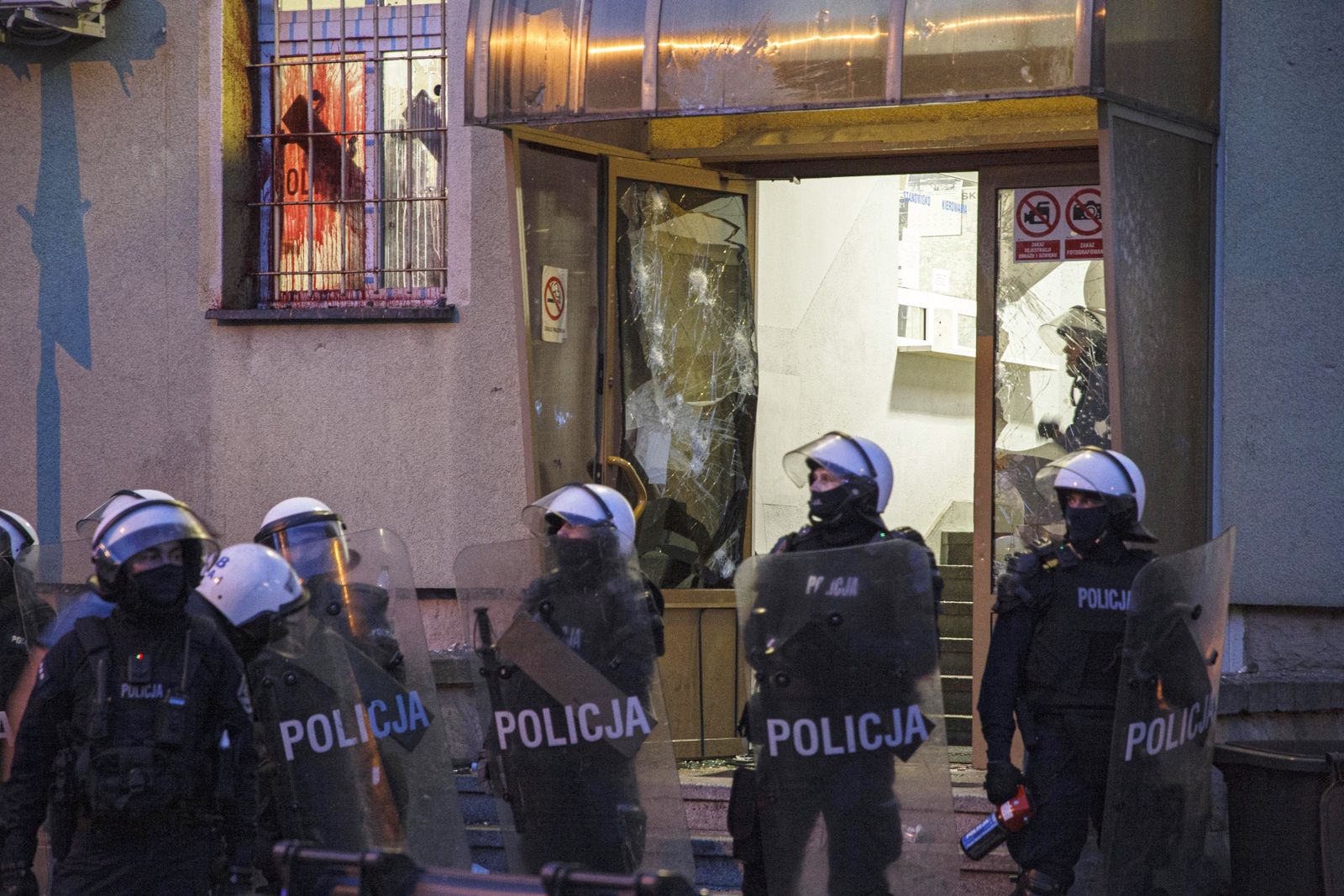 Policja podczas protestu po śmierci Bartka przed Komendą Powiatową Policji na ul. Traugutta w Lubinie