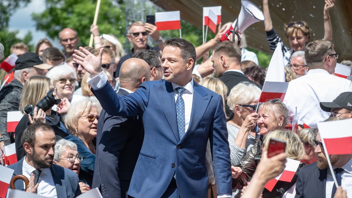 Ciechocinek, 24.05.2025. Wybory prezydenta RP - kampania przed II turą. Kandydat KO w wyborach prezydenckich, prezydent Warszawy Rafał Trzaskowski (C) na spotkaniu z seniorami przy fontannie "Grzybek" w Ciechocinku, 24 bm. (tż/amb) PAP/Tytus Żmijewski