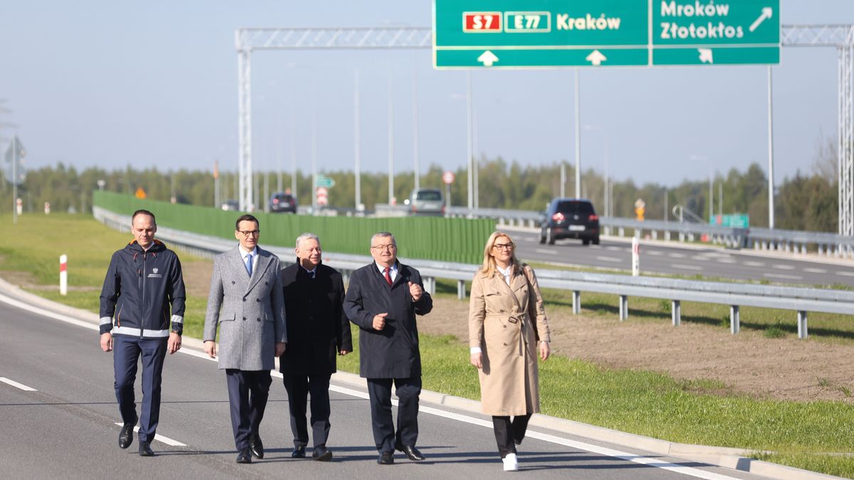 Mateusz Morawiecki, Andrzej Adamczyk, Rafa� Weber, Marek Suski, Agnieszka G�rska
Lesznowola (woj. mazowieckie), 28.04.2023. Premier Mateusz Morawiecki (2L), minister infrastruktury Andrzej Adamczyk (2P), wiceminister infrastruktury Rafa� Weber (L) oraz pos�owie PiS Marek Suski (3P) i Agnieszka G�rska (P) podczas otwarcia ci�gu g��wnego trasy S7 na odcinku Lesznowola-Tarczyn, 28 bm. Premier przebywa z wizyt� w wojew�dztwie mazowieckim w ramach akcji "Polska jest jedna - Inwestycje lokalne". (jm) PAP/Rafa� Guz
Rafa� Guz
objazd, PiS, polityk, polityka, Polska jest jedna - Inwestycje lokalne, wizyta