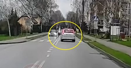 Nastolatek przeleciał przez maskę. Nagranie z Oświęcimia