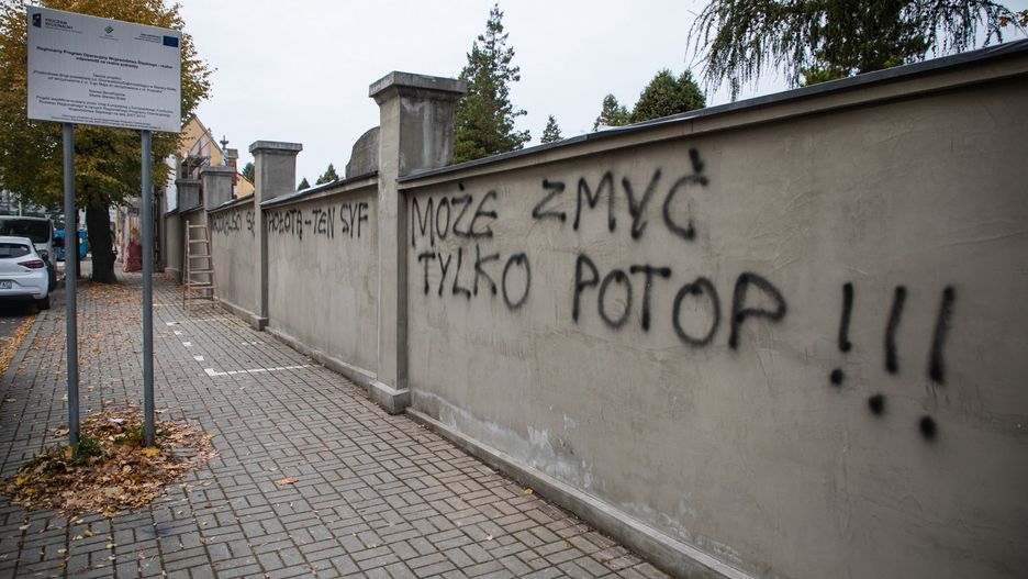 Na ogrodzeniu trzeba wykonać wiele prac ponownie.