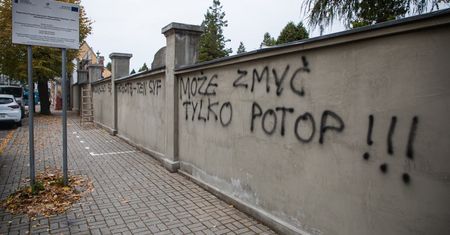 Bielsko-Biała. Wandal zdewastował mur cmentarza, chwilę po remoncie