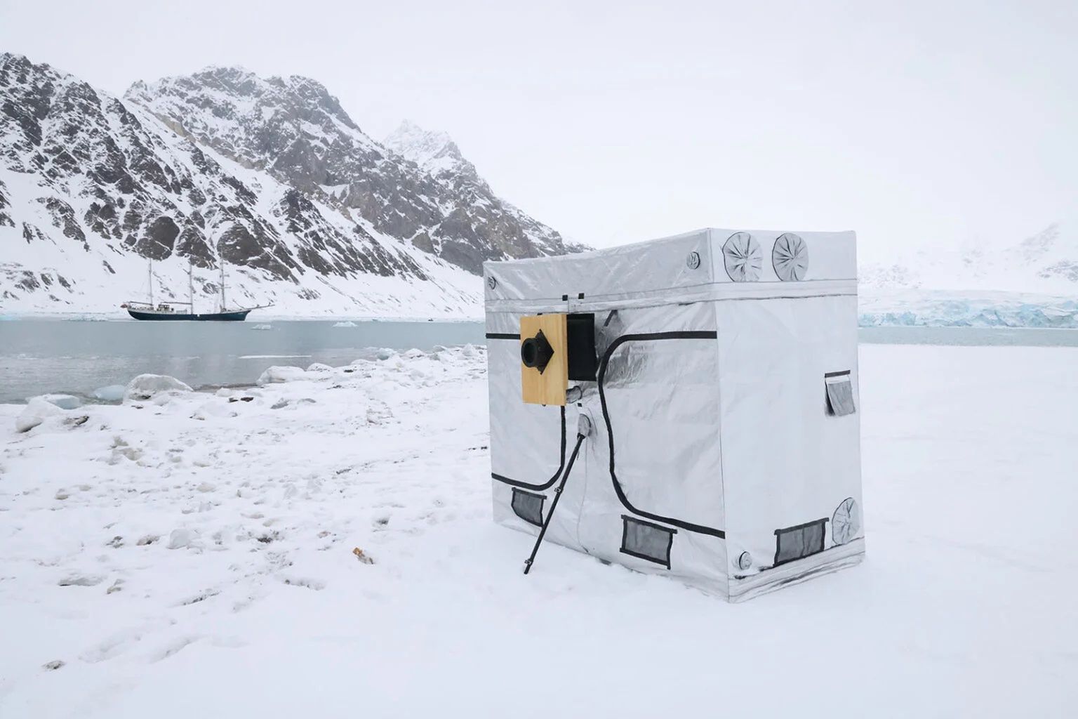 Duke zbudował duży namiot, który pełni funkcję camera obscura