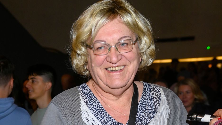 Postawiła na prostą stylizację