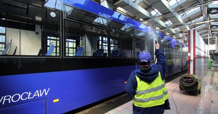 Koronawirus. MPK Wrocław da pracę ludziom z Aquaparku. Współpraca miejskich spółek uratuje mieszkańców